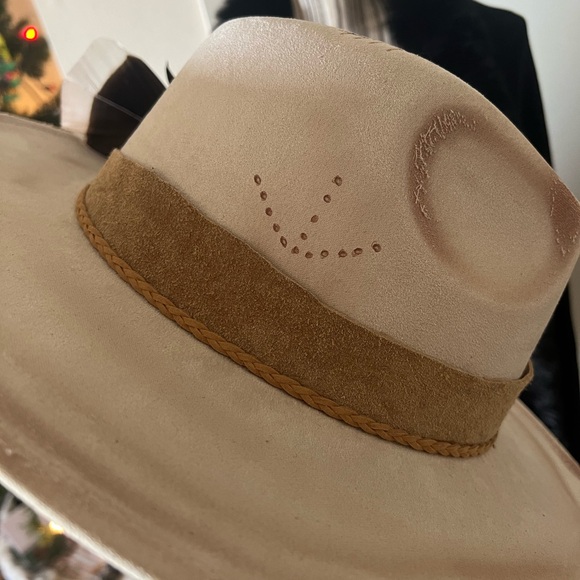 Cream Wide-Brimmed Hat with Feather and Fabric Accent - Picture 4 of 13